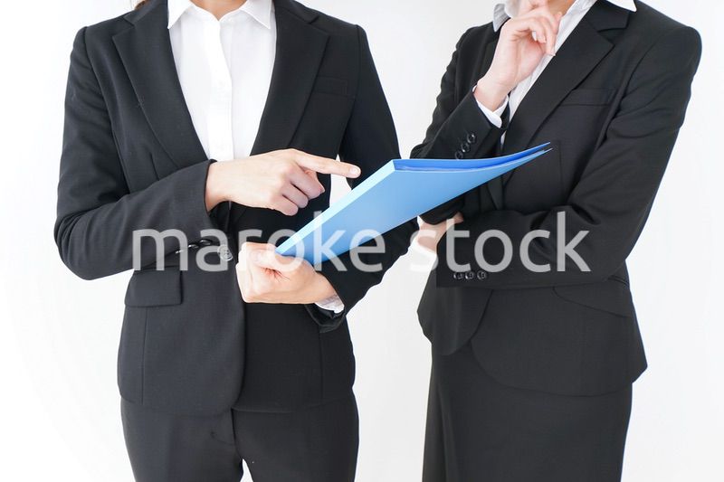 ブリーフィングをするビジネスウーマン