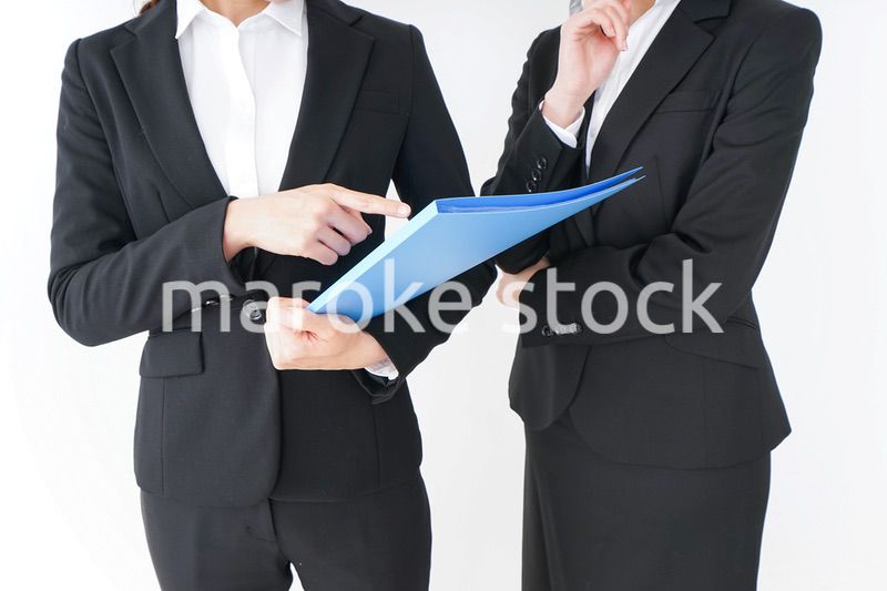 ブリーフィングをするビジネスウーマン