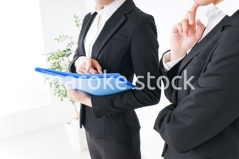 ブリーフィングをするビジネスウーマン