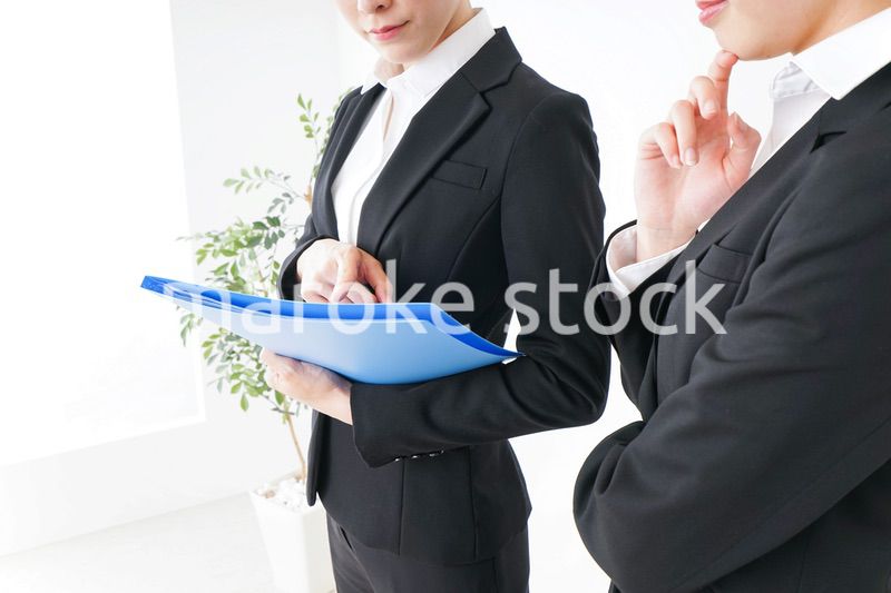 ブリーフィングをするビジネスウーマン