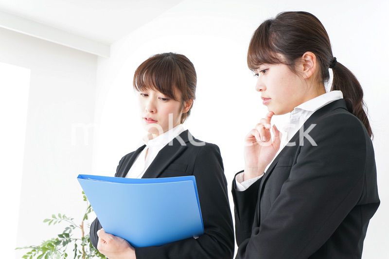 ブリーフィングをするビジネスウーマン