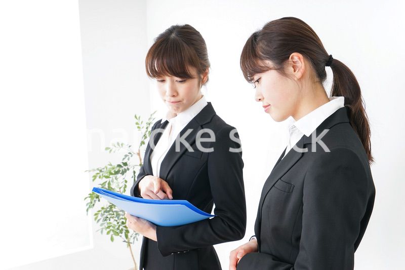 ブリーフィングをするビジネスウーマン