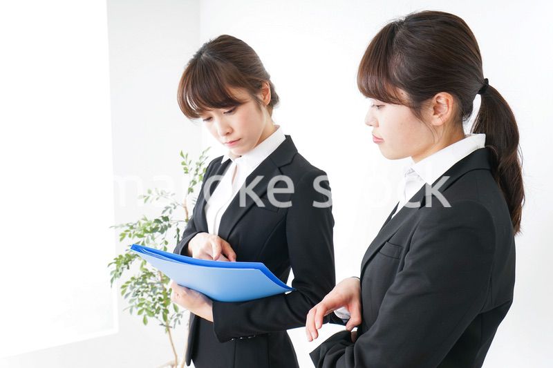 ブリーフィングをするビジネスウーマン