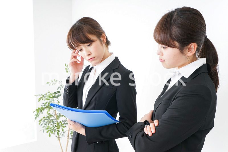 ブリーフィングをするビジネスウーマン