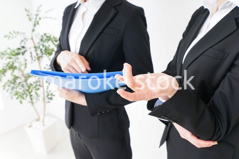 ブリーフィングをするビジネスウーマン