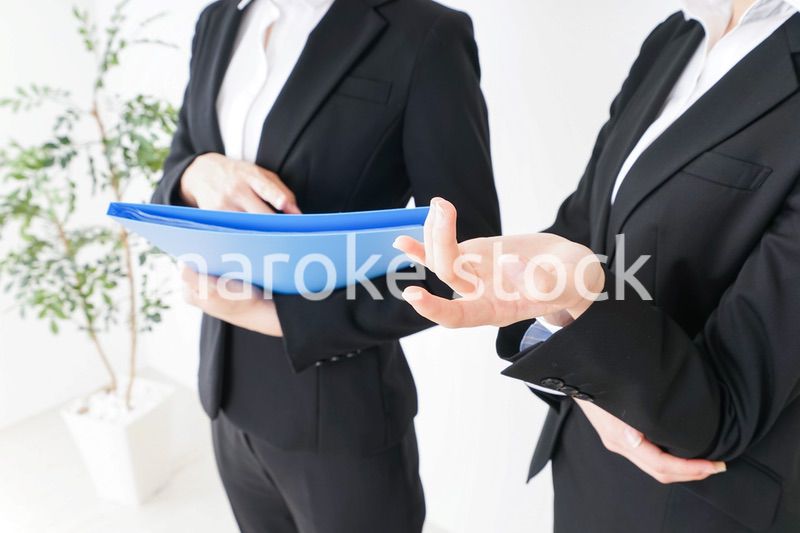 ブリーフィングをするビジネスウーマン