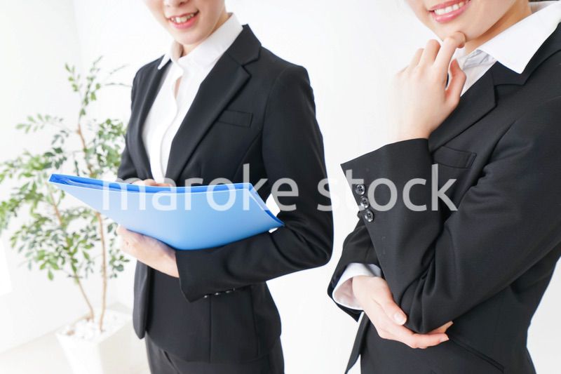 ブリーフィングをするビジネスウーマン