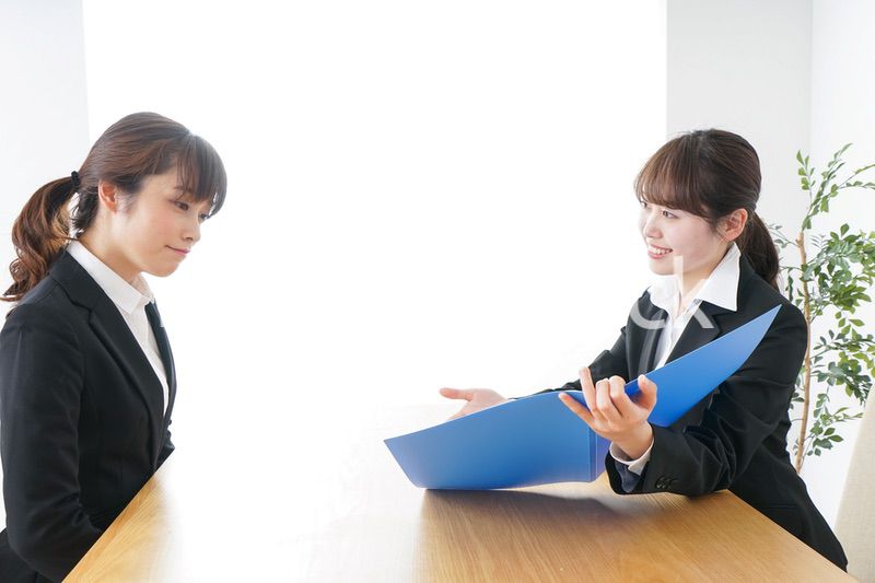 ビジネスミーティングをするビジネスウーマン