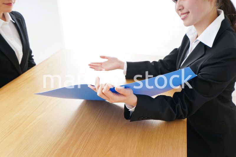 ビジネスミーティングをするビジネスウーマン