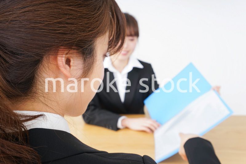 ビジネスミーティングをするビジネスウーマン