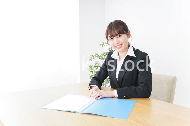 オフィスで働く女性・派遣社員イメージ