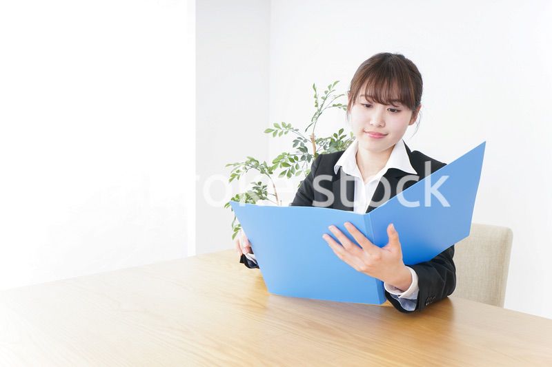 オフィスで働く女性・派遣社員イメージ