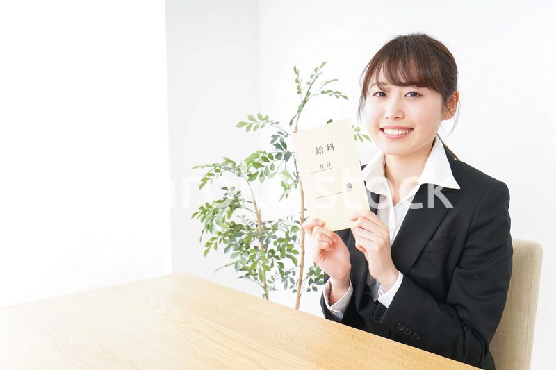 給料をもらい喜ぶビジネスウーマン