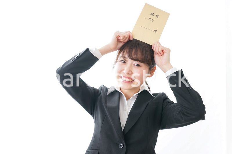 給料をもらい喜ぶビジネスウーマン