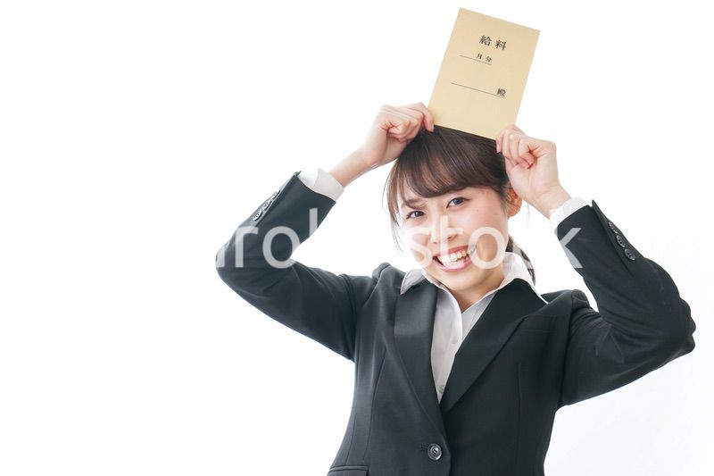 給料をもらい喜ぶビジネスウーマン