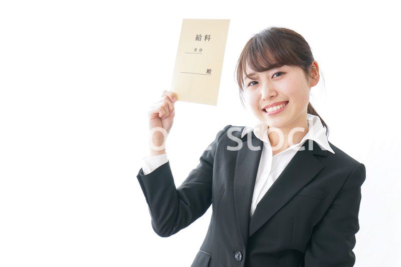 給料をもらい喜ぶビジネスウーマン