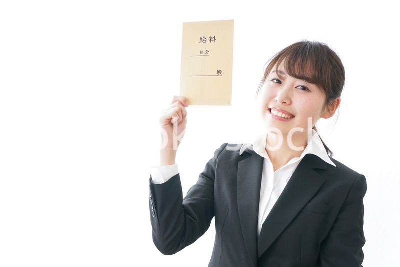 給料をもらい喜ぶビジネスウーマン
