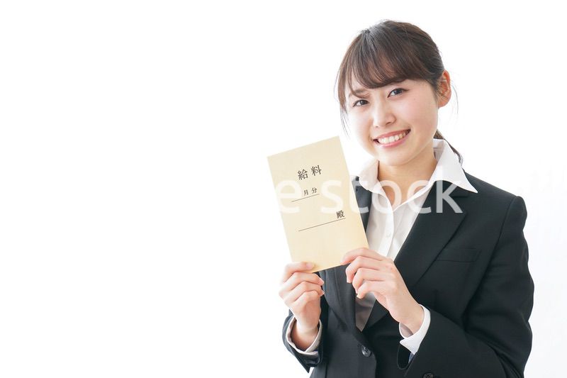 給料をもらい喜ぶビジネスウーマン