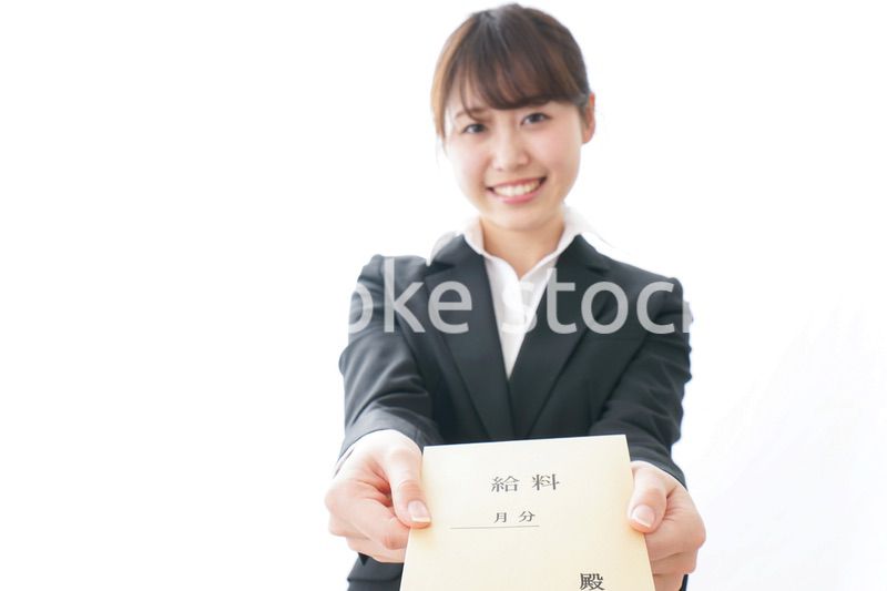 給料をもらい喜ぶビジネスウーマン
