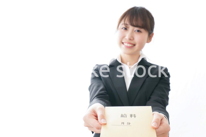 給料をもらい喜ぶビジネスウーマン