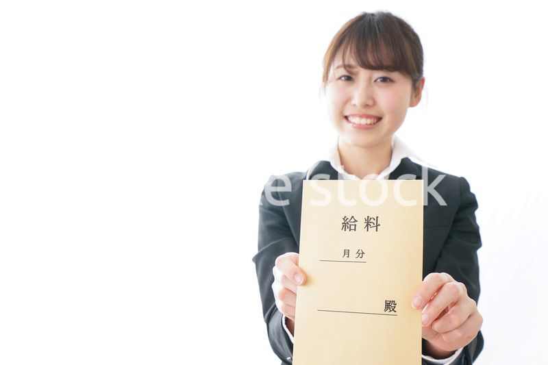 給料をもらい喜ぶビジネスウーマン