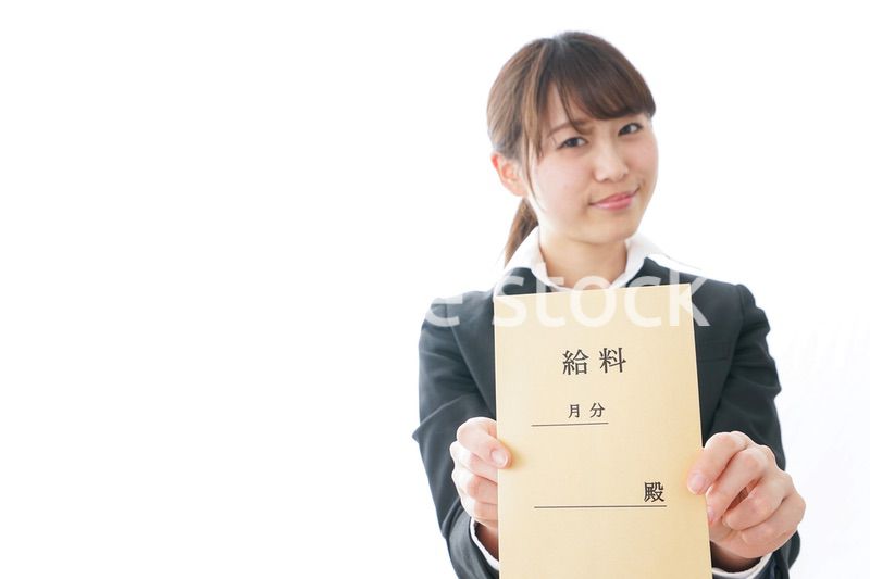 給料をもらい喜ぶビジネスウーマン