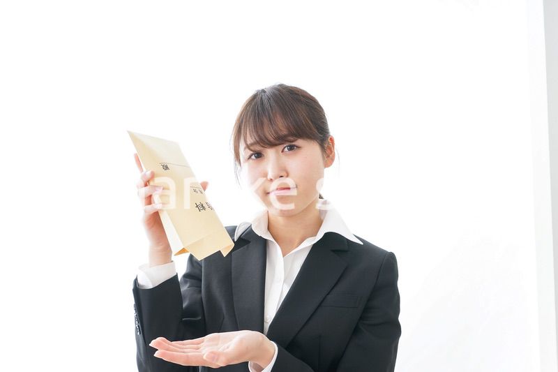 給与に不満を抱く女性・ベースアップ・春闘イメージ