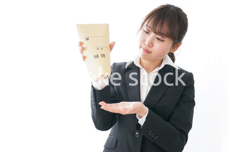 給与に不満を抱く女性・ベースアップ・春闘イメージ