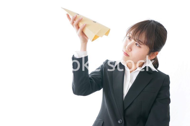 給与に不満を抱く女性・ベースアップ・春闘イメージ