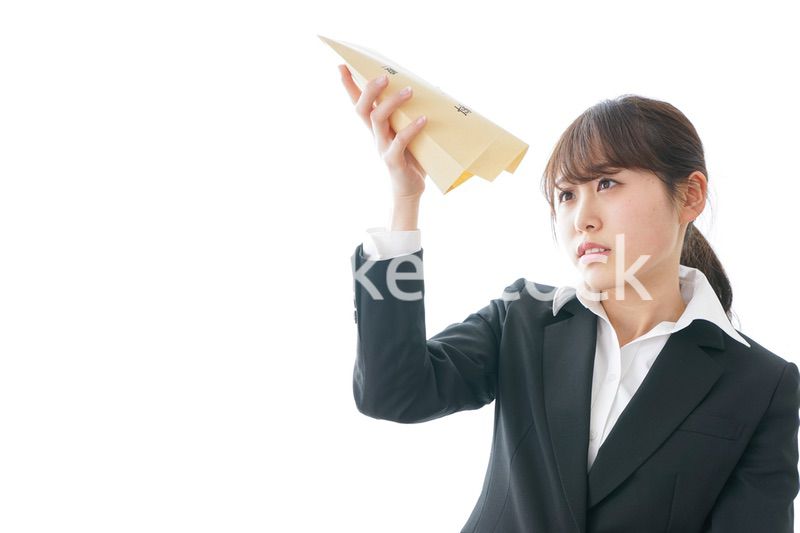 給与に不満を抱く女性・ベースアップ・春闘イメージ