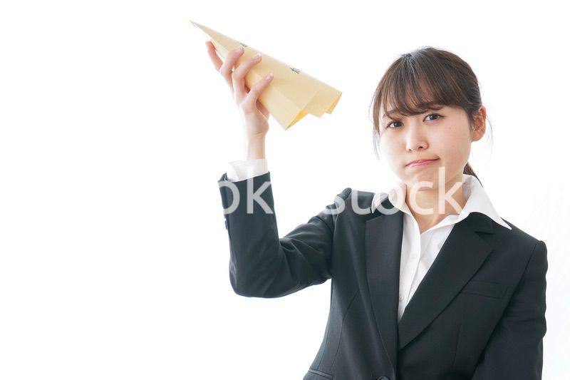 給与に不満を抱く女性・ベースアップ・春闘イメージ