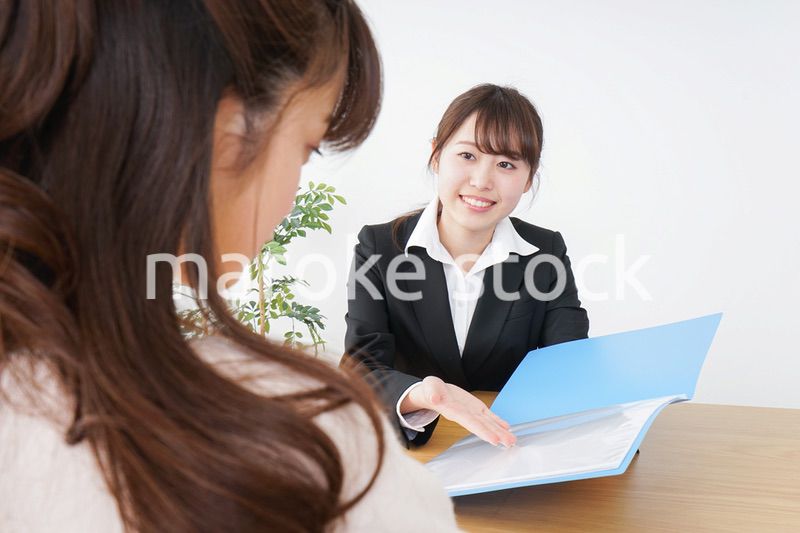 外回りの営業をする女性