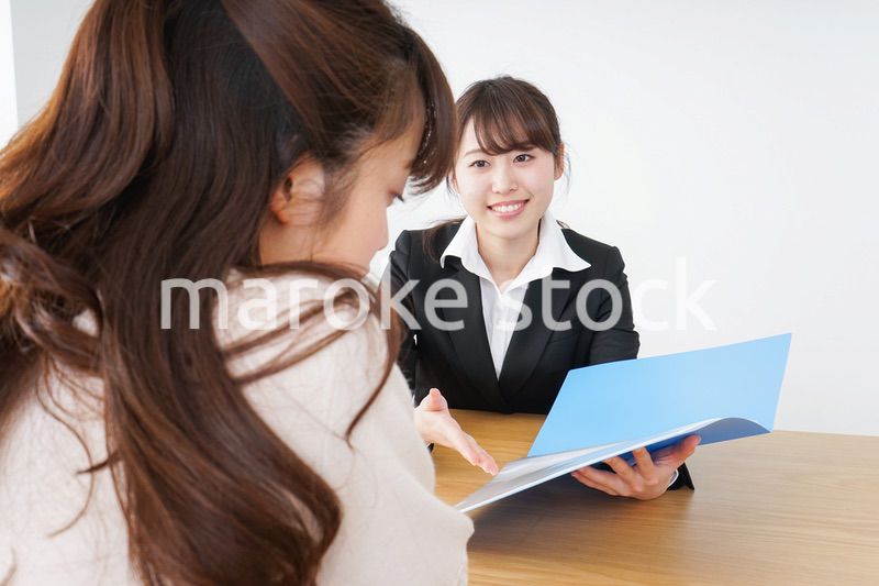 外回りの営業をする女性