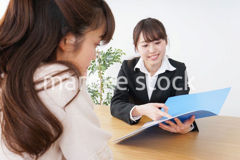 外回りの営業をする女性