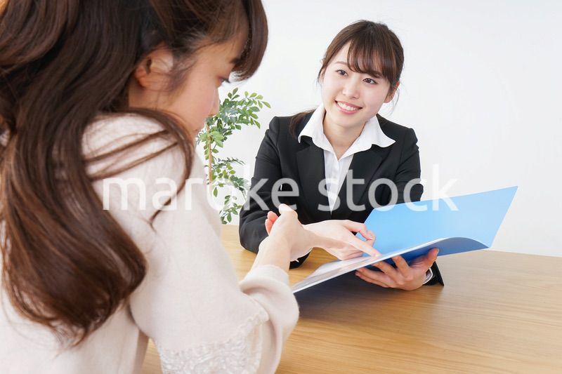 外回りの営業をする女性