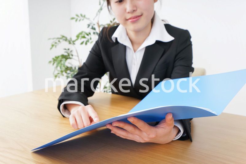 外回りの営業をする女性