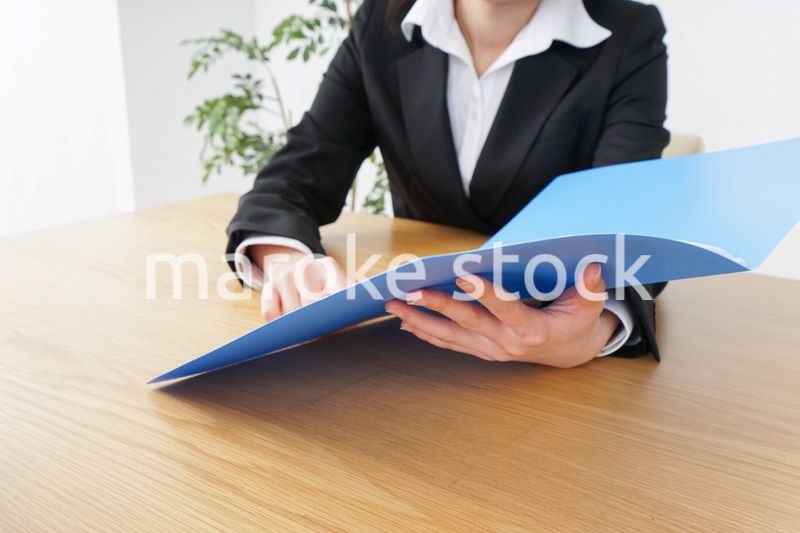 外回りの営業をする女性