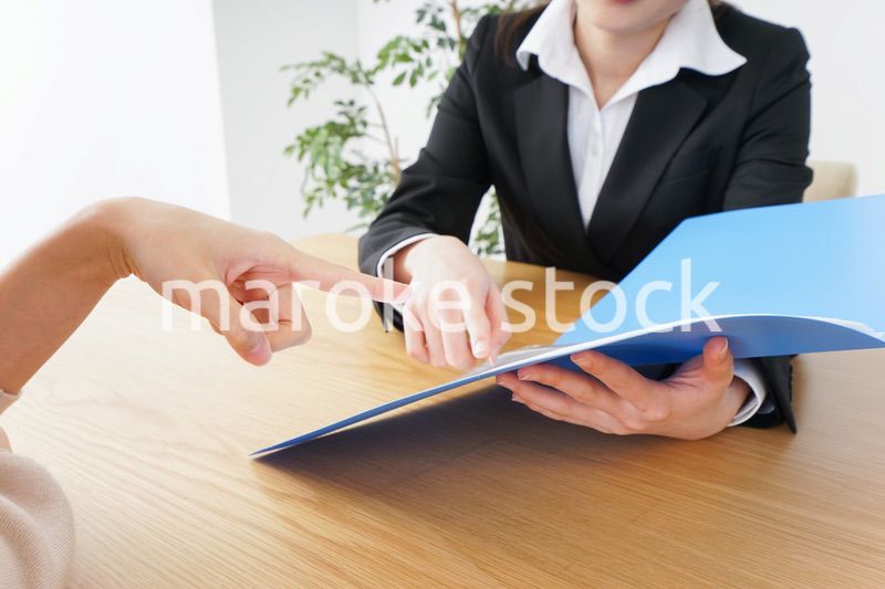 外回りの営業をする女性