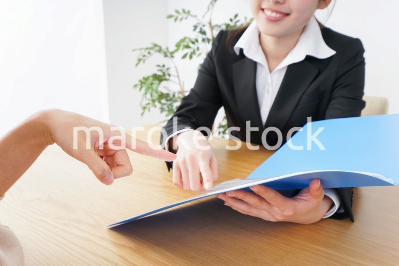 外回りの営業をする女性