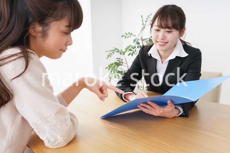 外回りの営業をする女性