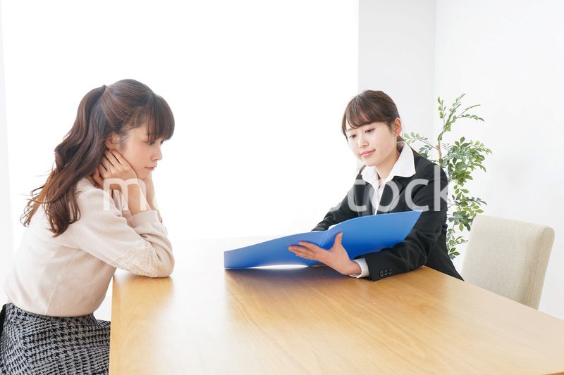 外回りの営業をする女性