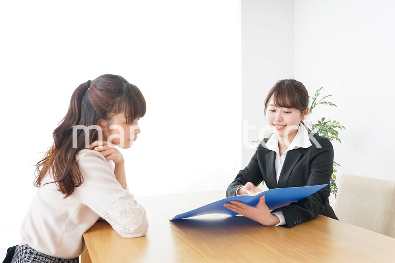 外回りの営業をする女性