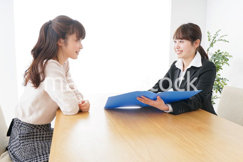 外回りの営業をする女性