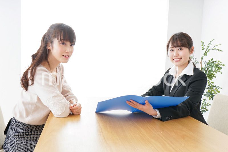 外回りの営業をする女性