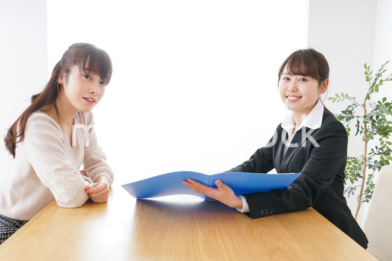 外回りの営業をする女性