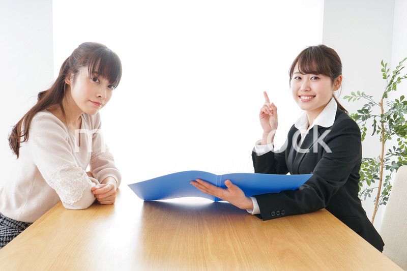 外回りの営業をする女性