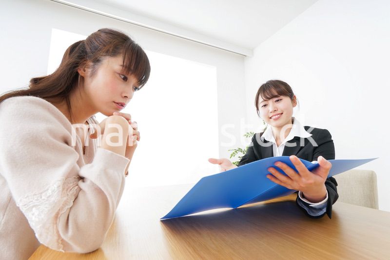 外回りの営業をする女性