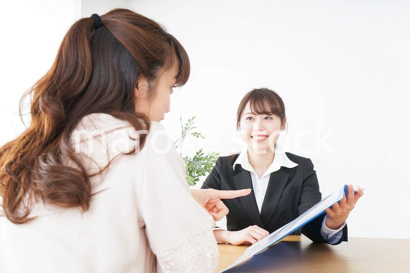 外回りの営業をする女性