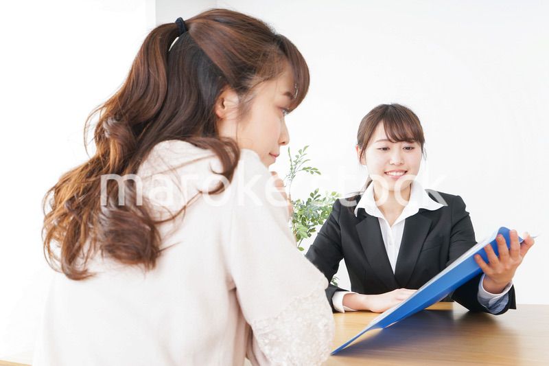 外回りの営業をする女性