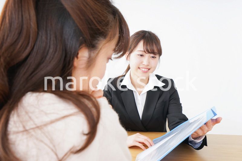 外回りの営業をする女性